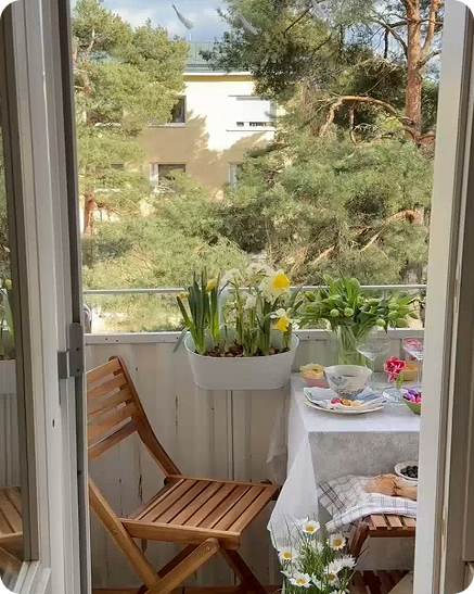 @hansupieni showing how to style the balcony for Easter.